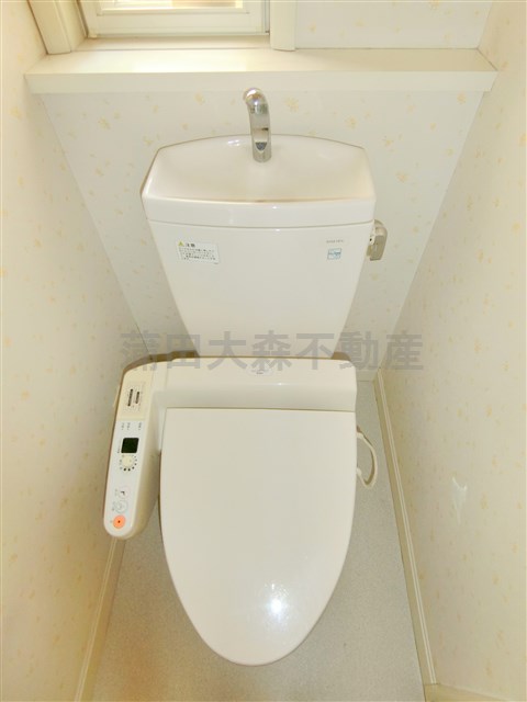 トイレ　2階窓と温水洗浄便座付きのトイレ