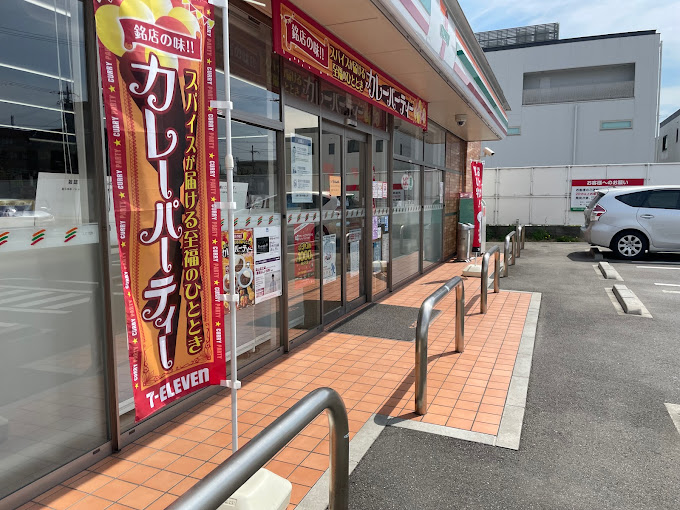 コンビニ　セブンイレブン 京都上鳥羽卯ノ花店（コンビニ）まで260m