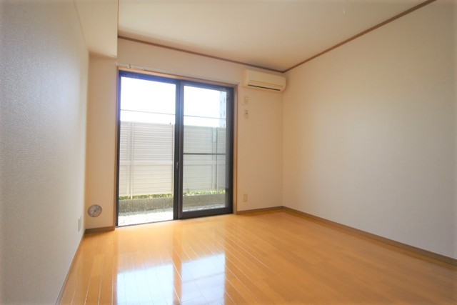 居室・リビング　明るいお部屋です