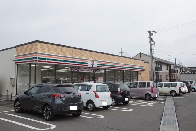 コンビニ　セブンイレブン柏崎四谷3丁目店（コンビニ）まで701m
