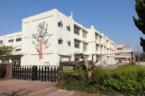 小学校　草津市立草津小学校（小学校）まで887m