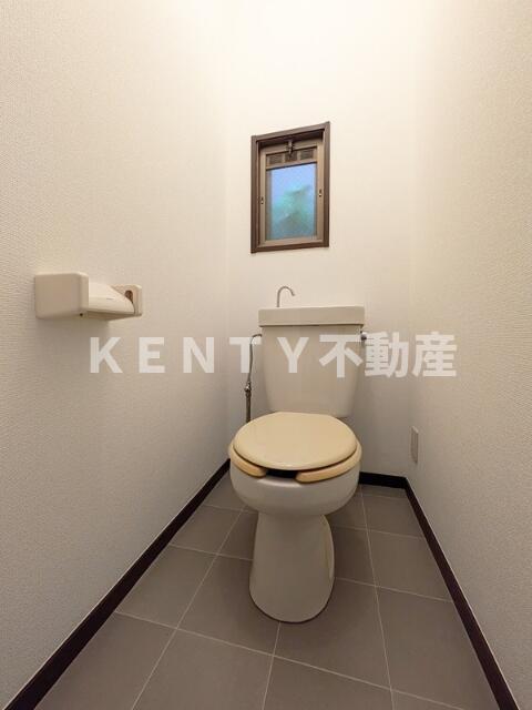 トイレ　落ち着いた色調のトイレです