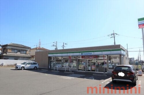 コンビニ　ファミリーマート茨木鮎川五丁目店（コンビニ）まで366m