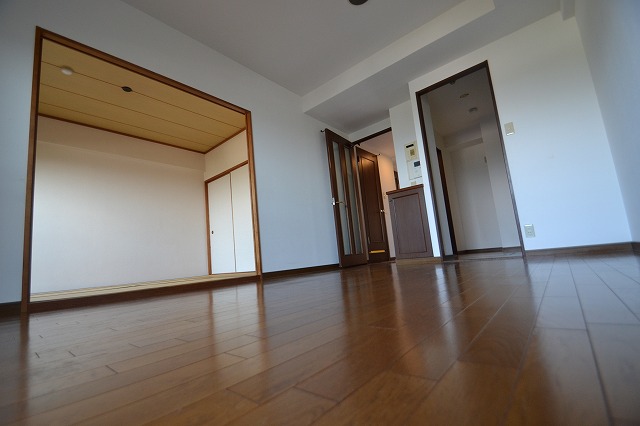 ライオンズヒルズ牛田早稲田の居間写真