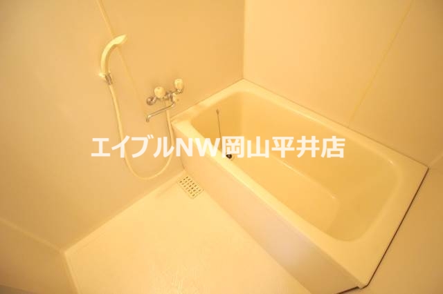 バス・シャワールーム　同物件別部屋の写真です