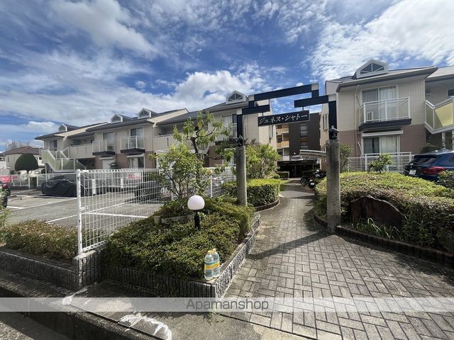 阪急千里線 北千里駅 バス乗車時間：10分 最寄りバス停で下車 徒歩3分 築35年
