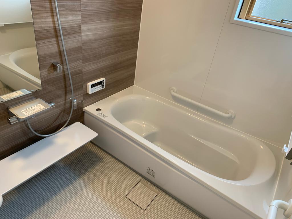 バス・シャワールーム　1618サイズ、浴室暖房乾燥機、追い焚き機能、手摺り付