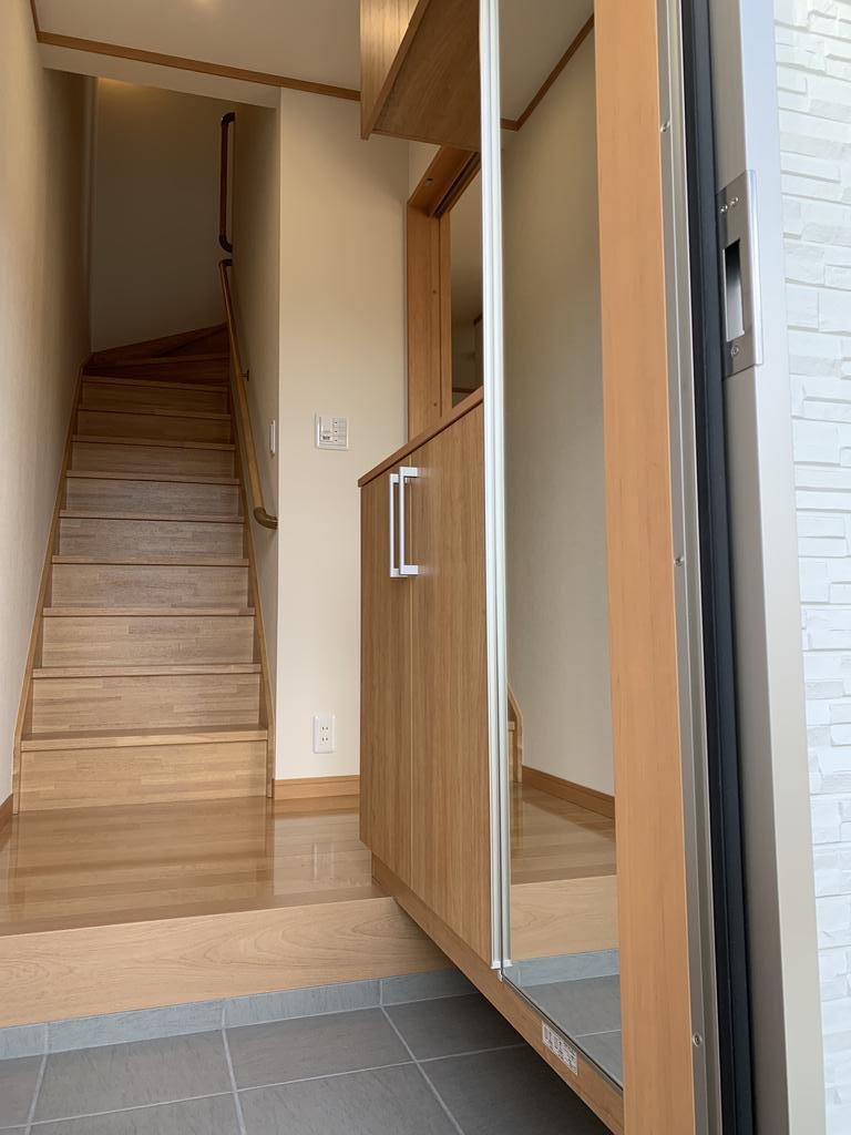 玄関　下駄箱付き