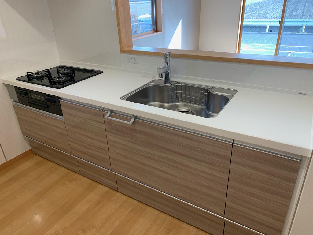 キッチン　３口ガスコンロ、浄水器内蔵水栓