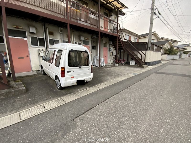 【松本市鎌田のアパートの駐車場】