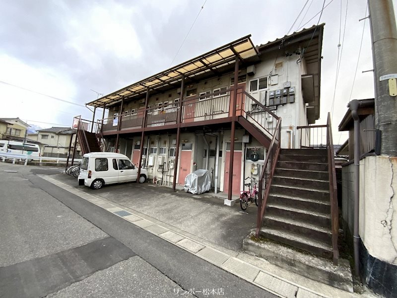 松本市鎌田のアパートの建物外観