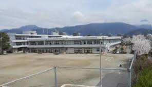 【松本市鎌田のアパートの小学校】