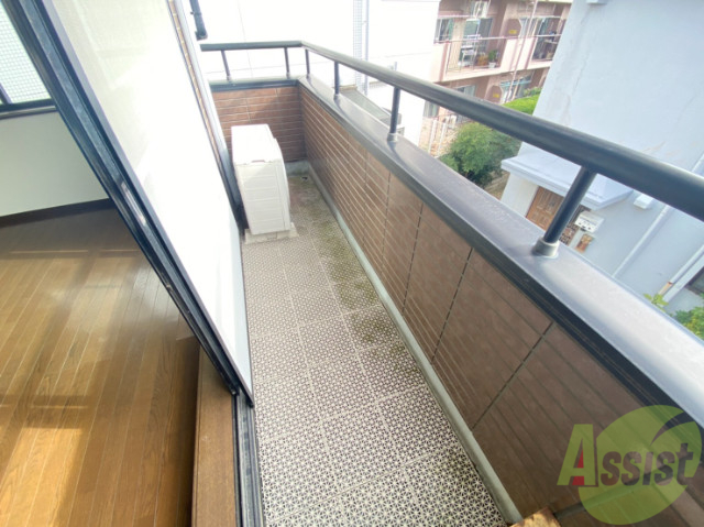 バルコニー　ベランダはよく日が当たり気持ちの良い空間です。