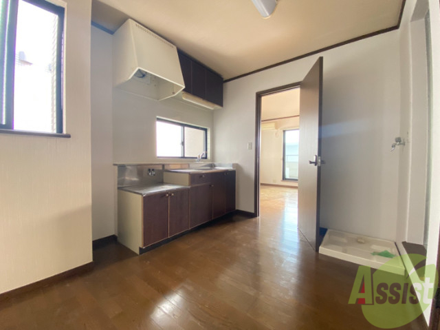 玄関　玄関からの様子です。綺麗なフローリングが広がっています。