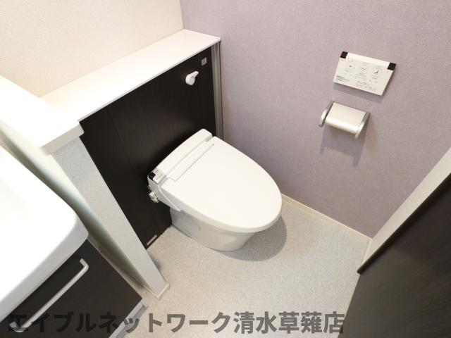 トイレ　落ち着いた色調のトイレです