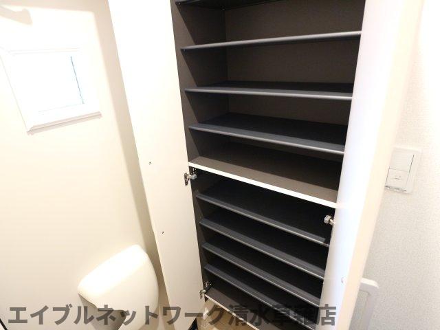 玄関　便利な収納スペースです