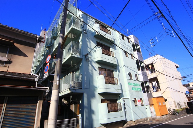 松山市平和通のマンションの建物外観