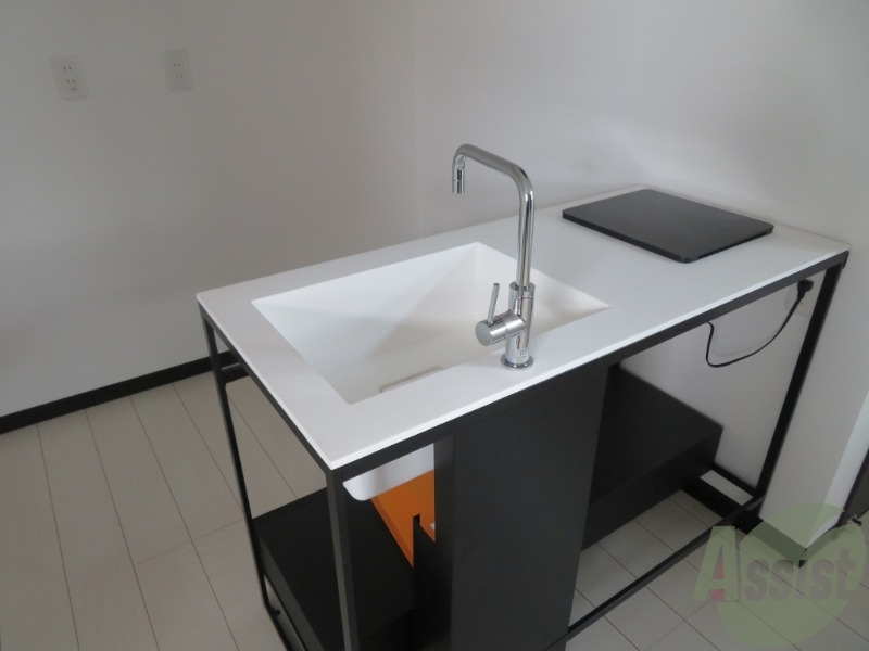 キッチン　シンプルなキッチンは自分好みにアレンジ頂けますね