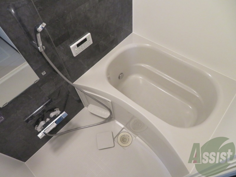 バス・シャワールーム　こちらはお風呂。一日の疲れをここで癒してください。