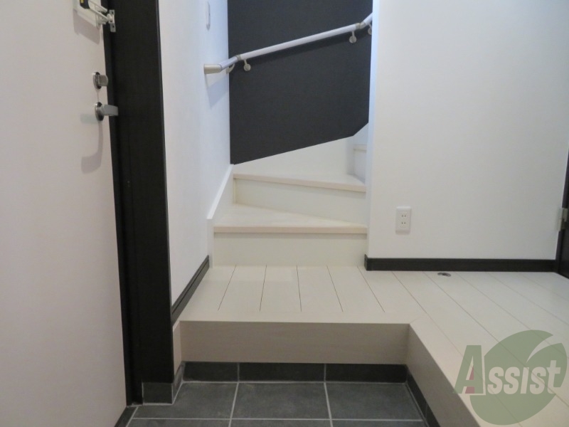 玄関　外から玄関を撮影してみました。広いリビングに繋がっています。