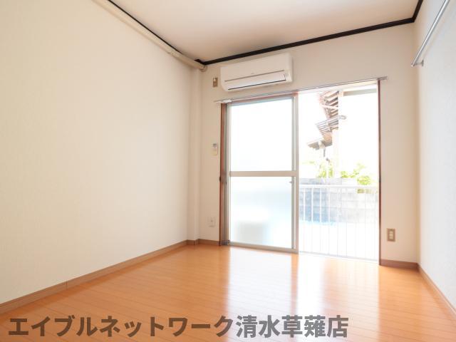 居室・リビング　こちらのリビングで趣味の時間をお楽しみください