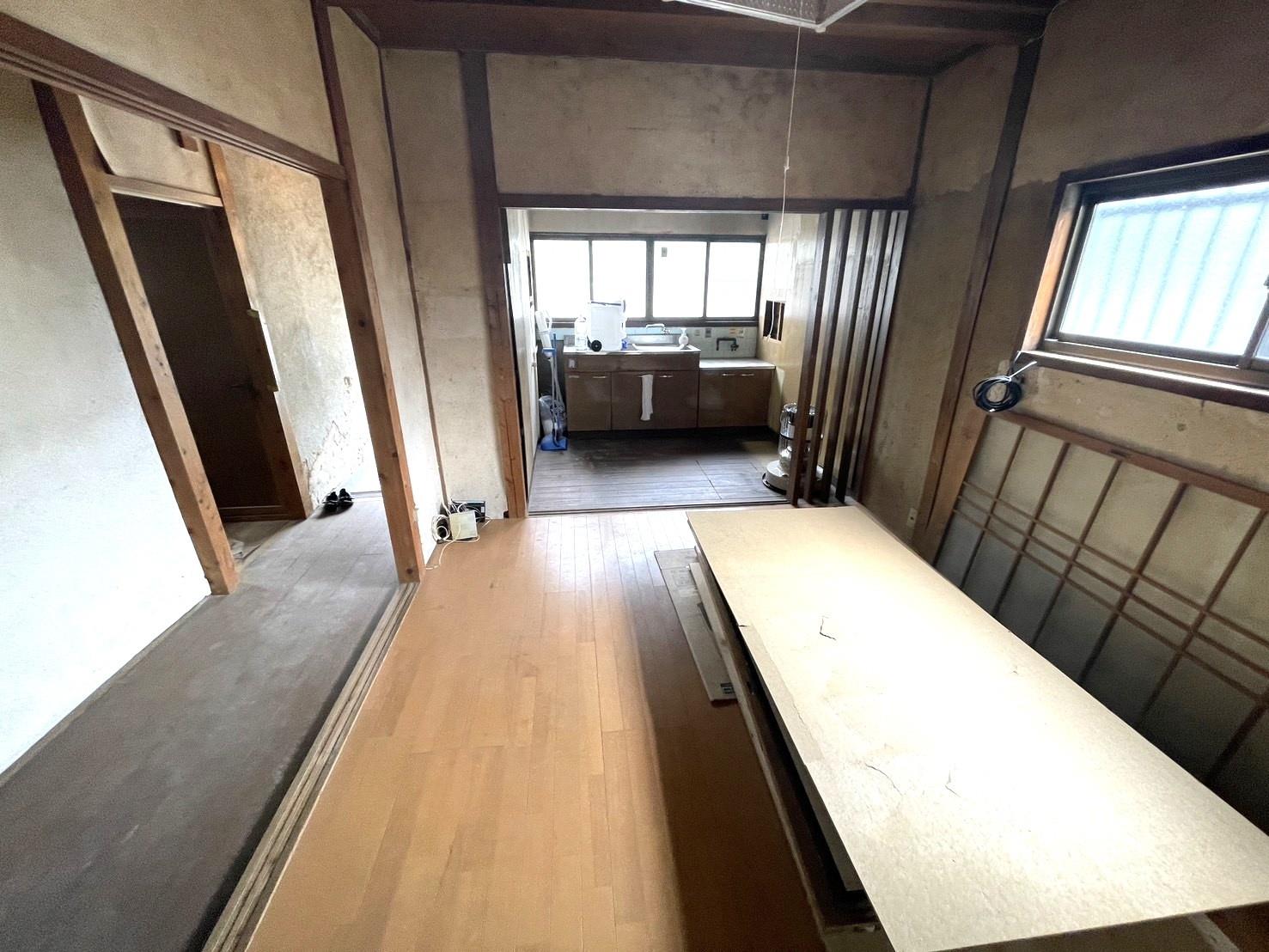 収納　室内は傷んでいますので、倉庫用でご使用下さい♪