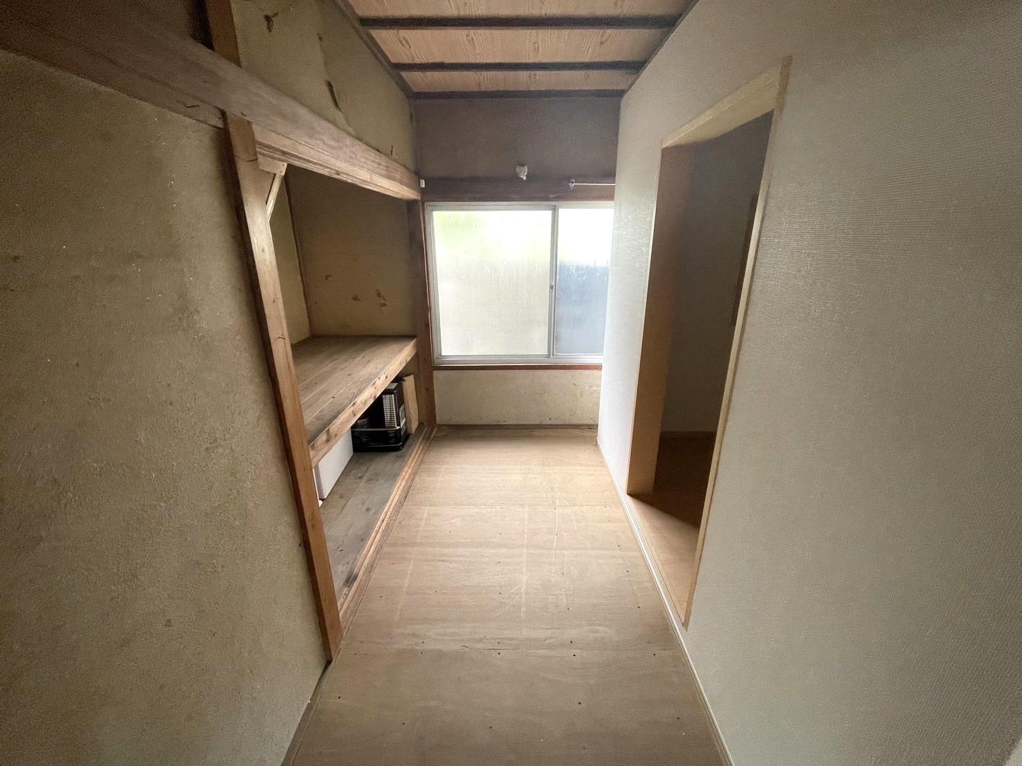 居室・リビング　室内は傷んでいますので、倉庫用でご使用下さい♪