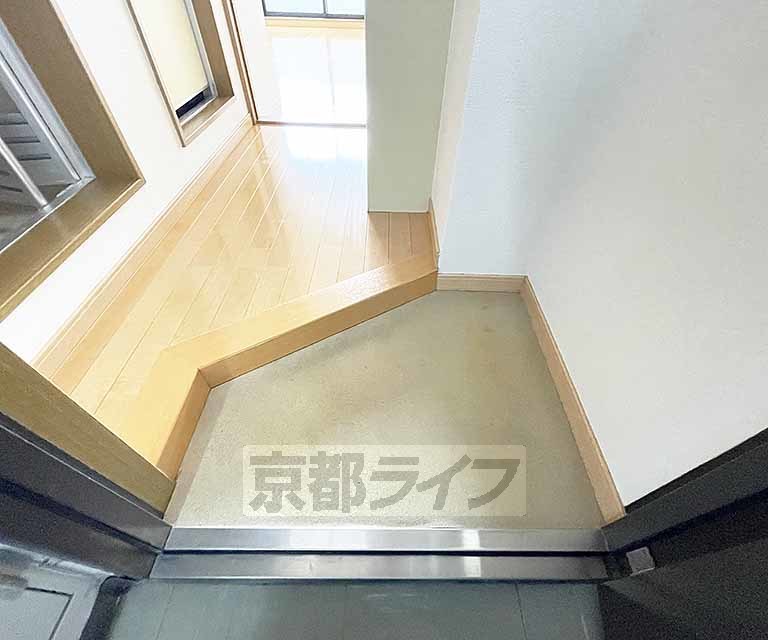 【京都市西京区桂野里町のマンションの玄関】