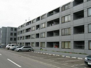 札幌市白石区川下一条のマンションの建物外観