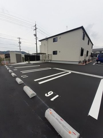 【福山市神辺町大字新湯野のアパートの駐車場】