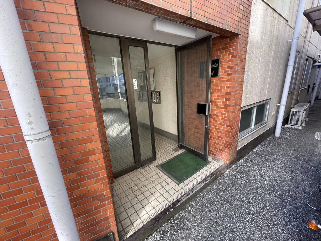 【品川区小山台のマンションのエントランス】