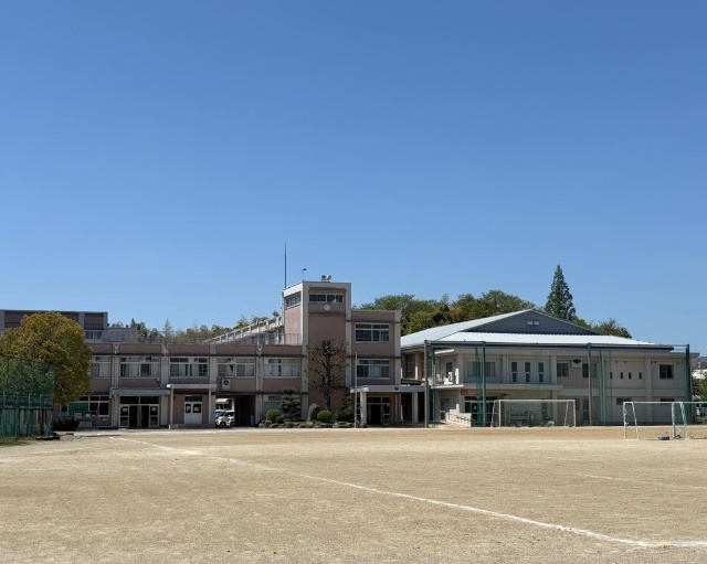 中学校　鈴鹿市立白鳥中学校（中学校）まで2304m