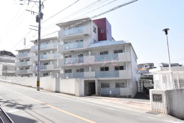 【イトーピア平和マンションの建物外観】