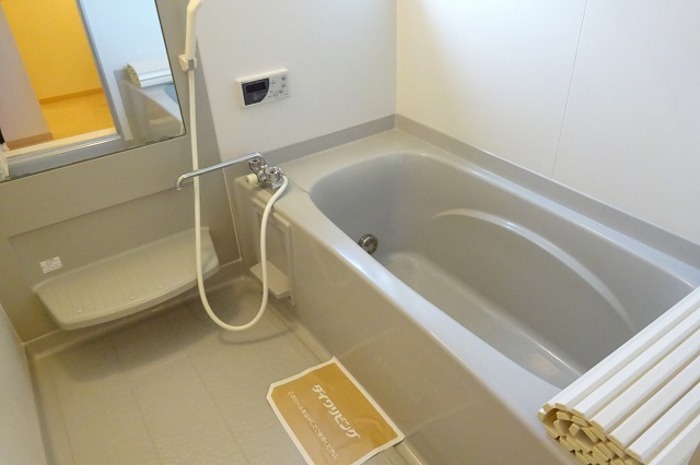 バス・シャワールーム　追い焚き給湯式浴室