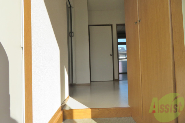 玄関　玄関かたみて左側に独立型キッチン、正面はリビングになります。