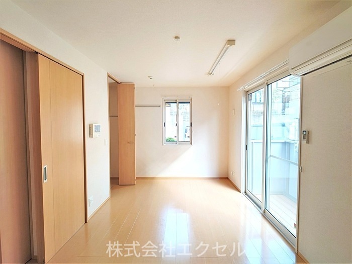 居室・リビング　エアコン完備の明るい室内です。