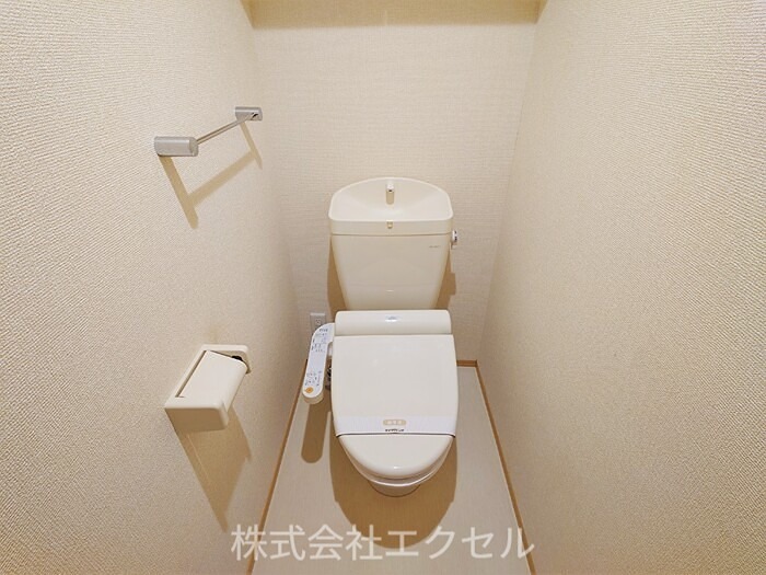 トイレ　温水洗浄便座です。