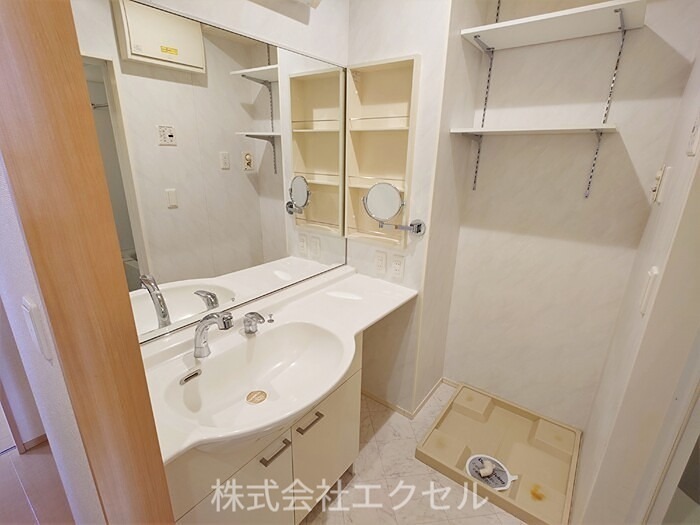 洗面設備　洗髪洗面化粧台です。