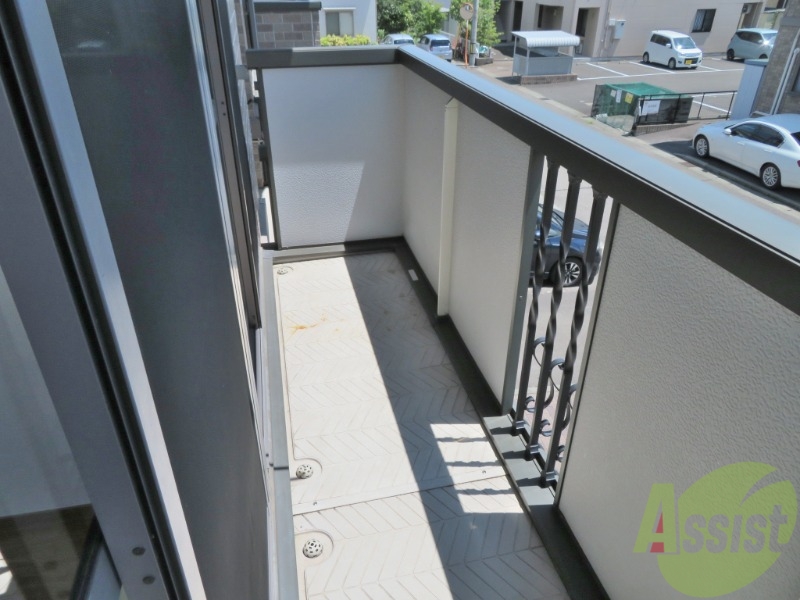 バルコニー　バルコニーはこちらです。長さも幅もちょうどいい広さですね。