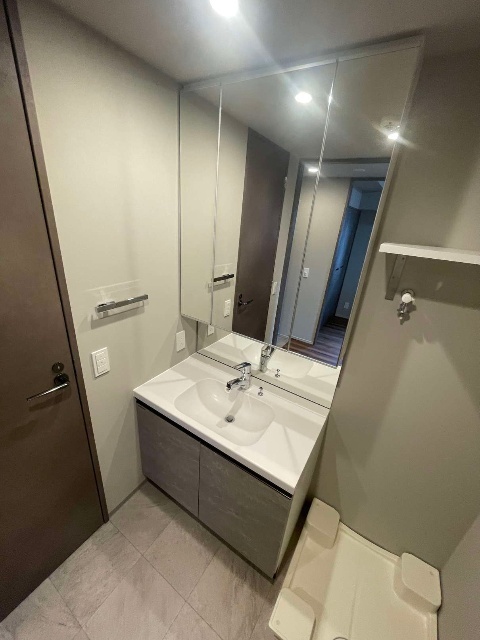 洗面設備　※同物件別号室の参考写真です。