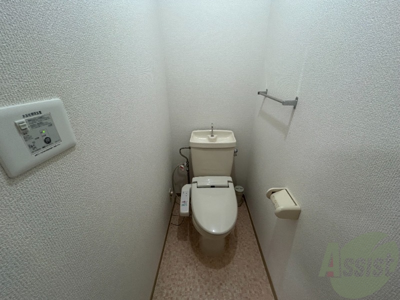 トイレ　ウォシュレット機能がついたトイレです。安心して使用できますね