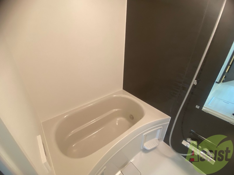 バス・シャワールーム　浴室は浴室乾燥機、追い焚き給湯付きです。