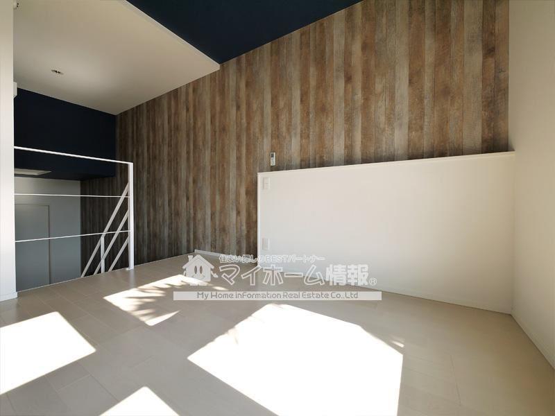 その他部屋・スペース　縦の木目調のクロスが空間を広く魅せてくれます