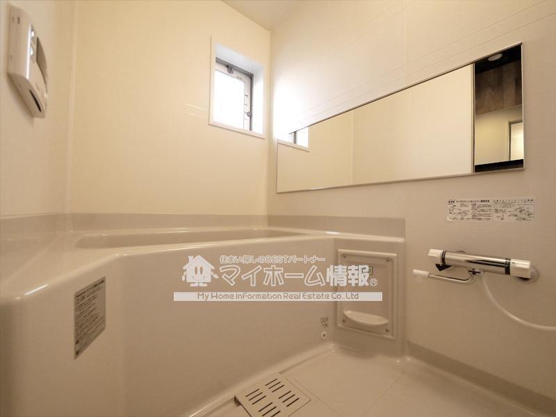 バス・シャワールーム　小窓付きのバスルームで換気もばっちり