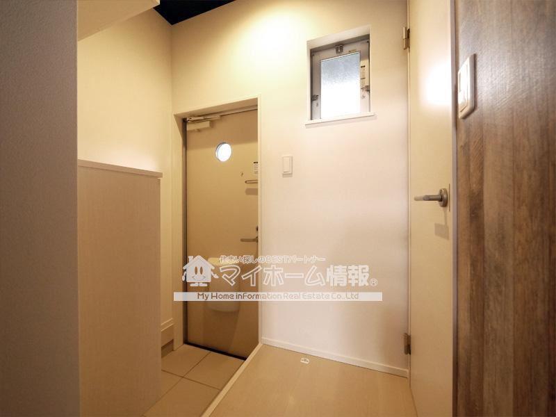 玄関　玄関スペースも広々としており、使いやすいですね