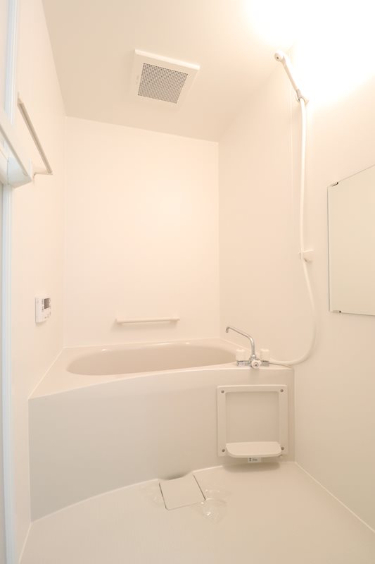 バス・シャワールーム　清潔感のあるバスルームです。