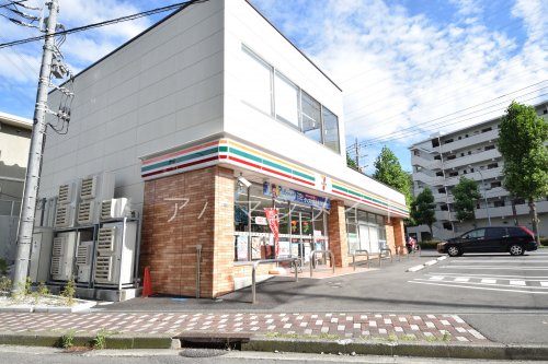 コンビニ　セブンイレブン横浜港南台４丁目店（コンビニ）まで878m