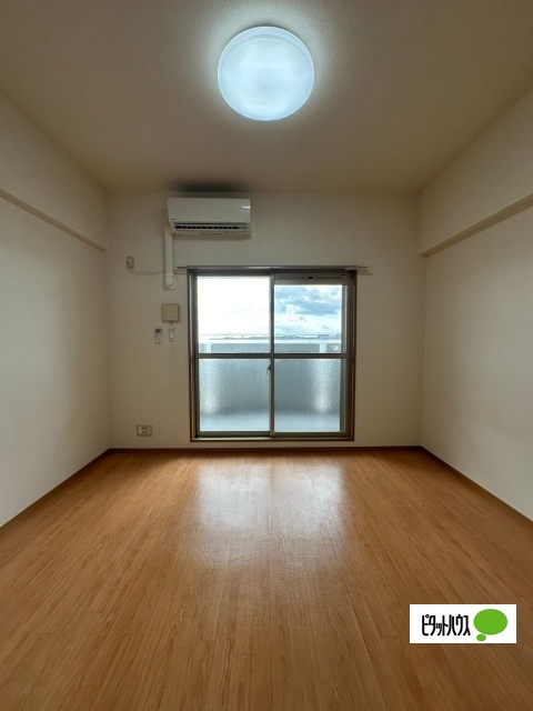 居室・リビング　同物件別部屋