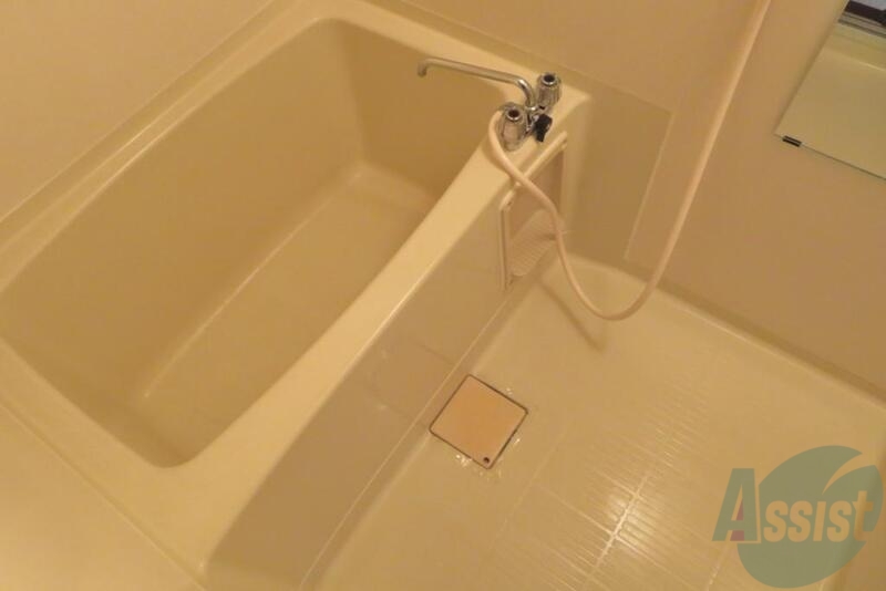 バス・シャワールーム　お風呂は洗面も付いていないのでのびのび入ってられそうです。