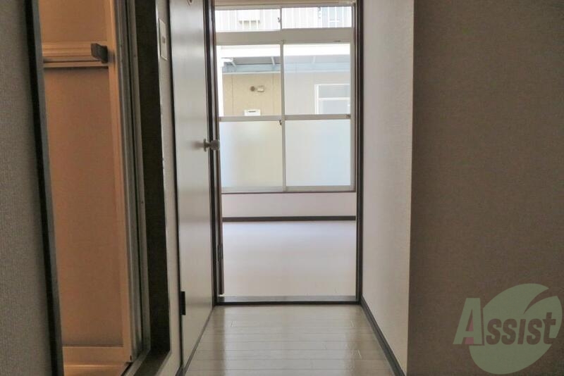 玄関　玄関からは一直線に窓まで見えちゃうんです。